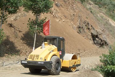 Consertando rodovia Qinghai-Sichuan danificada durante o terremoto de Wenchuan em 2008
